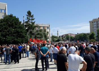 Këshilla si të qëndroni të hidratuar në këto ditë të nxehta