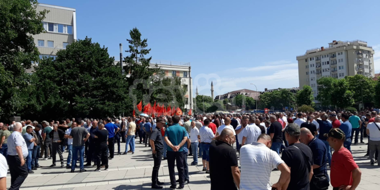 Këshilla si të qëndroni të hidratuar në këto ditë të nxehta