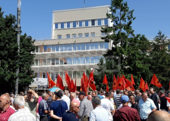 Këshilla si të qëndroni të hidratuar në këto ditë të nxehta