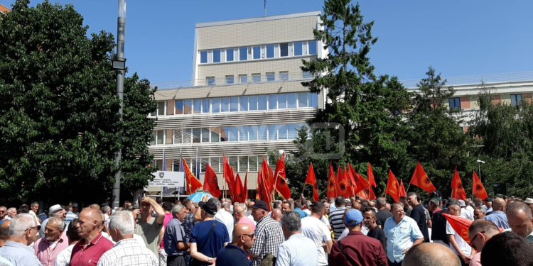 Këshilla si të qëndroni të hidratuar në këto ditë të nxehta