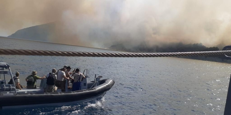 Tereni po vështirëson punën për shuarjen e zjarrit në Ishullin e Sazanit