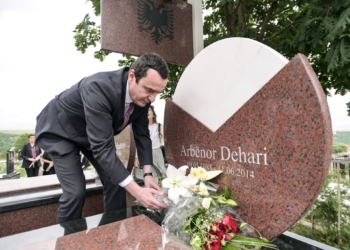 Kurti dhe pjesëtarë të LVV-së bëjnë homazhe tek varri i Arbënor Deharit