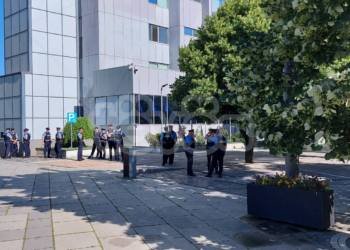 Policia në oborrin e Qeverisë dhe Kuvendit para fillimit të protestës së veteranëve të UÇK-së