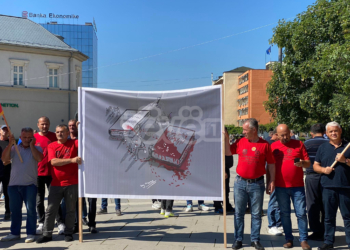 Mblidhen protestuesit para Kuvendit