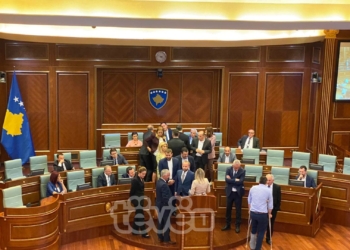 PDK kërkon ndërprerjen e seancës, insistojnë që Kurti t’i takojë sot veteranët