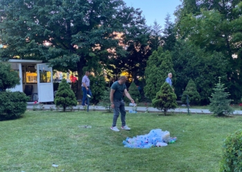 Veteranët dhe policët largojnë mbeturinat nga oborri i Kuvendit