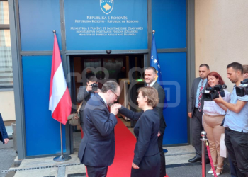 Ministri austriak takon Gërvallën