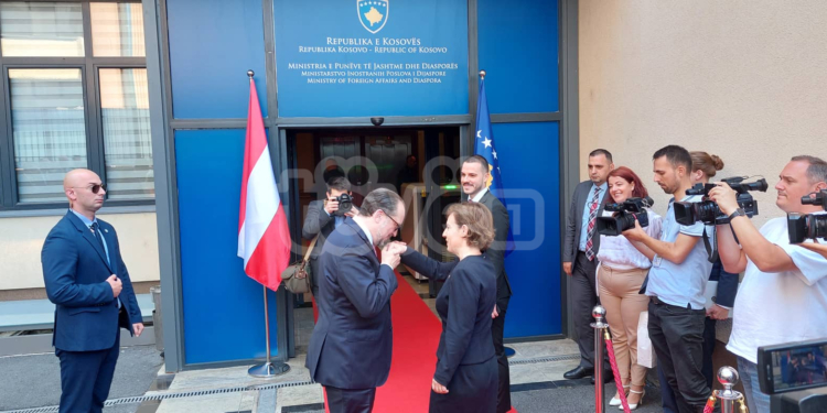 Ministri austriak takon Gërvallën