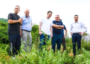 Ministri Peci viziton fermerët llapjanë që pësuan dëme nga breshëri