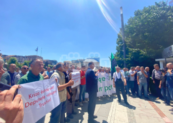 Mblidhen në protestë sindikalistët e KEK-ut, kërkojnë votimin e Projektligjit për tërheqjen e Trustit
