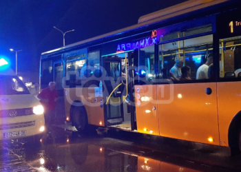 Aksident mes veturës e autobusit në Fushë-Kosovë, një grua humb vetëdijen për pak çaste