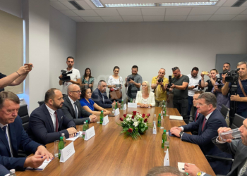 Lajçak takohet me Listën Serbe