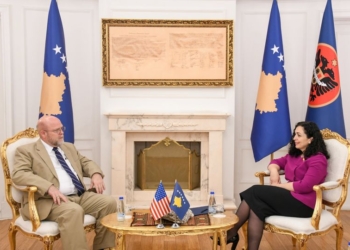 Presidentja Vjosa Osmani dhe ambasadori amerikan Jeffrey Hovenier,
