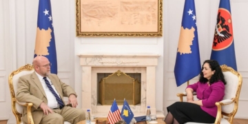 Presidentja Vjosa Osmani dhe ambasadori amerikan Jeffrey Hovenier,