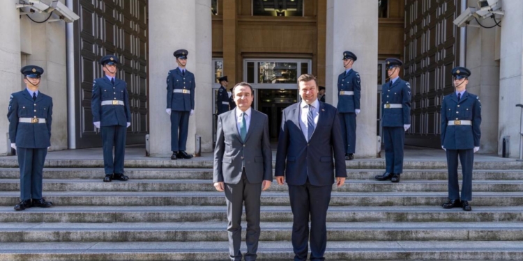 Kurti u prit në takim nga ministri i Forcave të Armatosura të Mbretërisë së Bashkuar, diskutuan për sigurinë