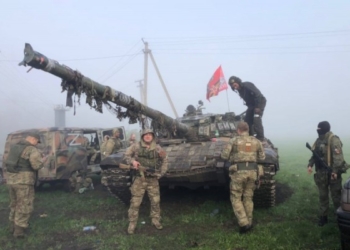 Rusët po kryejnë krime lufte në Ukrainë duke bartur mbi tanke mbishkrimin “Serbia”