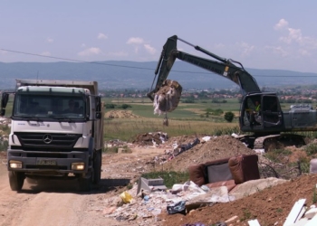 Dita e Mjedisit shënohet me pastrimin e një deponie të mbeturinave dhe fushatë vetedijesuese