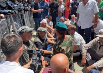 Klinaku fton protestuesit të qëndrojnë derisa të fillojë seanca