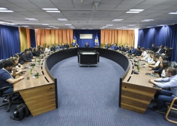 Kurti me pjesëmarrësit e konferencës “E ardhmja e transportit” flet për prioritetet në energji të ripërtëritshme