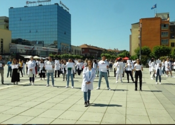 Infermierët kërkojnë t’ju vazhdohet kontrata e punës, paralajmërojnë ikje nga Kosova