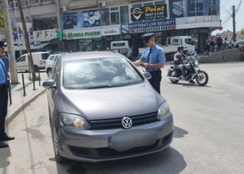 ​Policia me rroba civile në aksion kundër përdorimit të telefonave në automjet