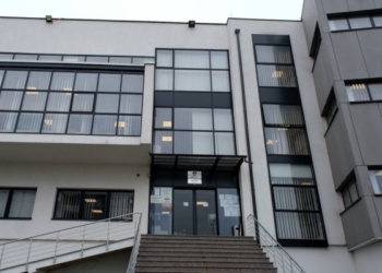 Tentoi të vriste vëllain, prokuroria kërkon një muaj paraburgim për të dyshuarin