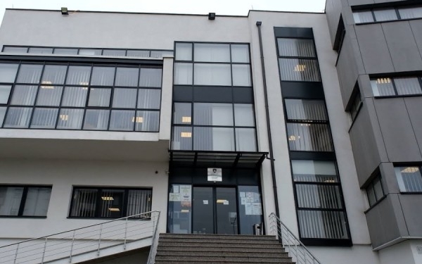 Tentoi të vriste vëllain, prokuroria kërkon një muaj paraburgim për të dyshuarin