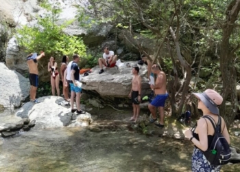 Turistë të huaj vizitojnë bukuritë natyrore të ujëvarës së Bogovës