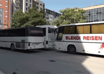 Protestë kundër taksive ilegalë në Mitrovicë