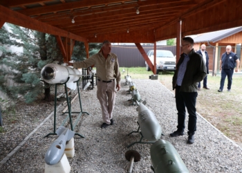 Abbott viziton ukrainasit që po trajnohen për deminim: Do të bëjnë ndryshim kur të kthehen në vendlindje