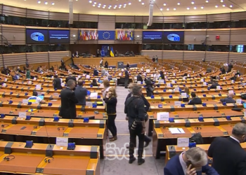 Franca pranon se heqja e vizave për Kosovën do të diskutohet