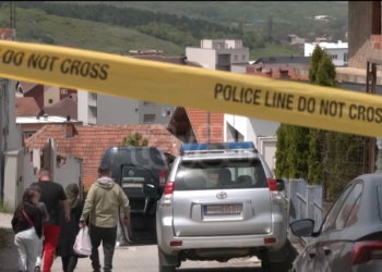 Vdes i dyshuari që u qëllua nga zyrtari policor gjatë bastisjes në shtëpinë e tij