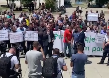 Haxhiu i bashkohet protestës për Trustin, i fton deputetët ta votojnë projektligjin