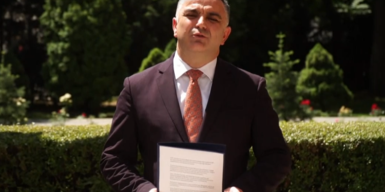 Tahiri: Lajçak nuk mjafton vetëm të ndihet keq për mos liberalizimin e vizave por të veprojë