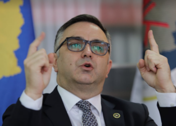 Tahiri: Kurti është shndërruar në komedian, hesht për aferat korruptive të ministrave