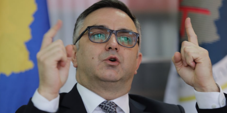 Tahiri: Kurti është shndërruar në komedian, hesht për aferat korruptive të ministrave