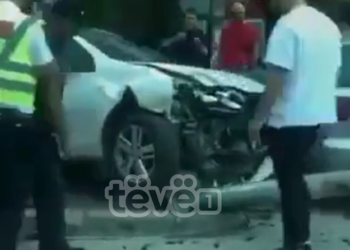 Vetura godet shtyllën në Prishtinë