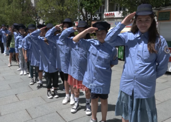 Policia e zjarrfikësit dalin në shesh për t’i argëtuar fëmijët në ditën e tyre