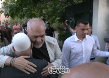 Rama viziton familjen e Thaçit, u tregon se ai është mirë dhe i fortë