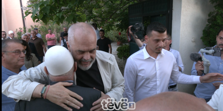 Rama viziton familjen e Thaçit, u tregon se ai është mirë dhe i fortë