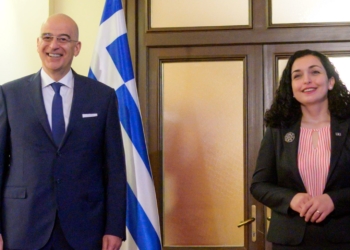 Ministri grek “fshehu” flamurin e Kosovës, njohësit e protokollit thonë se flamujt u vendosen gabimisht