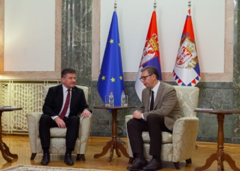 Lajçak: Mbrëmë patëm bisedë të gjatë me Vuçiqin për situatën me targat