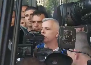 Veteranët pranojnë ftesën për takim nga Kurti, vazhdojnë protestën para Kuvendit