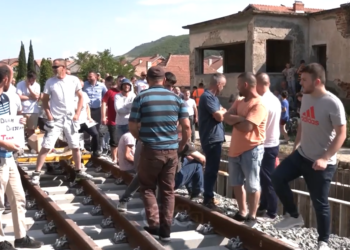 Banorët kërkojnë ndërtimin e nënkalimit afër hekurudhës, me protesta pengojnë punimet