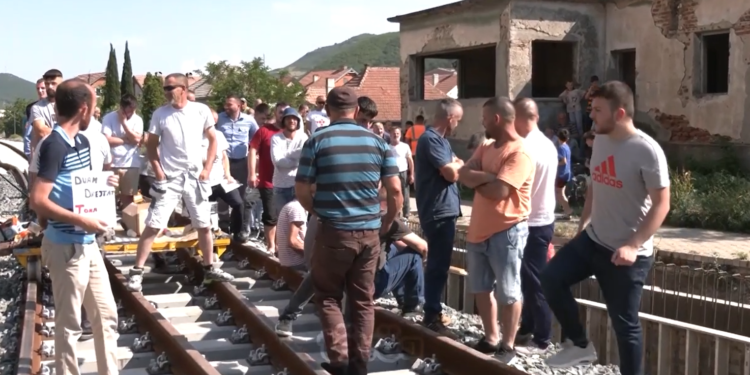 Banorët kërkojnë ndërtimin e nënkalimit afër hekurudhës, me protesta pengojnë punimet
