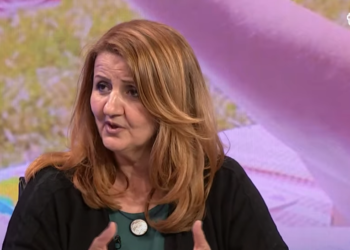 Kollçaku: Prindërit dhe shkollat duhet të bëjnë një pakt, mos t’ua lejojnë fëmijëve telefonat gjatë mësimit