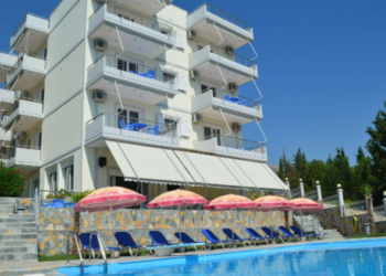 Ra nga kati i tretë i hotelit në Dhërmi, vdes turisti anglez