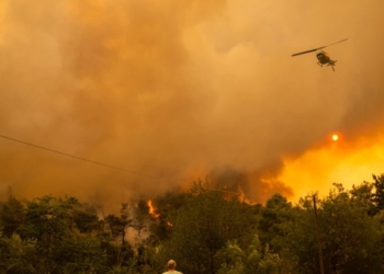 Greqia po lufton me zjarret në Athinë