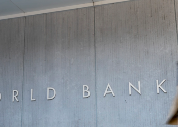 BB paralajmëron ngadalësim të ekonomisë globale, rritje inflacioni