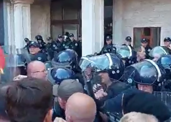 Veteranët tentojnë të hyjnë në Kuvend, ndalohen nga Policia